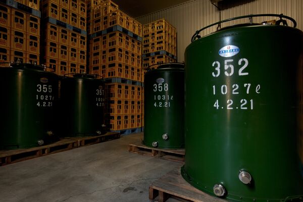 ３年分の酒が瓶詰めやタンクで貯蔵される冷蔵倉庫内