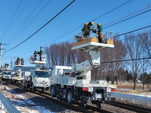 断線した架線の復旧作業を進める作業員＝９日午前11時５分、野木町野木