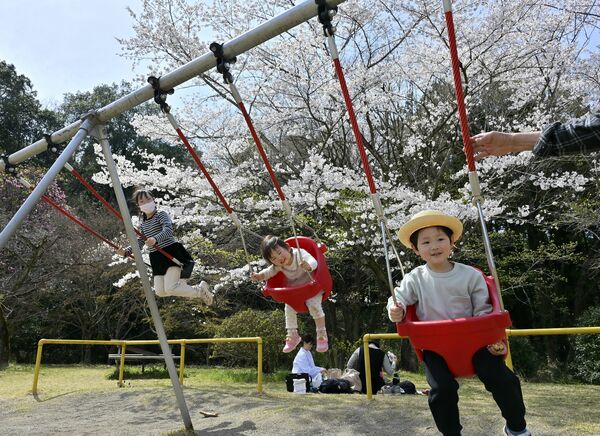 つがの里の桜と子ども＝８日午後