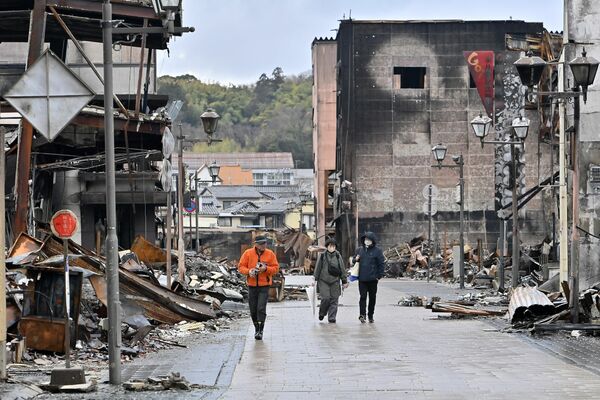 火災で焼失した輪島朝市は大規模捜索が終了。通行規制が解除され、通りを行き交う人が見られた＝１日午後３時30分、石川県輪島市