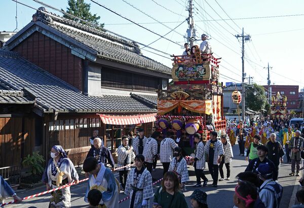 初めて嘉右衛門町を巡行した山車