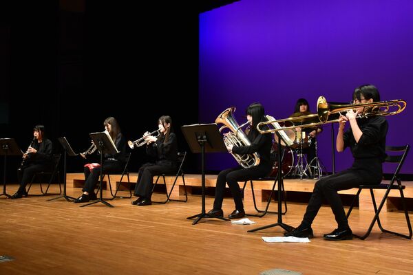 発表会で演奏を披露する吹奏楽団の６人