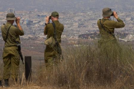 　損壊したガザの建物をイスラエル側から双眼鏡で見るイスラエル兵ら＝８月１３日（ＡＰ＝共同）