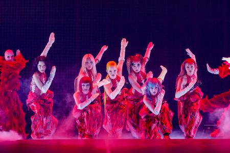 東京ドームのステージに立つXGら