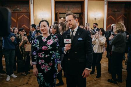地元メディアの取材を受ける桑原志織さん((C)K.Szlezak/NIFC)