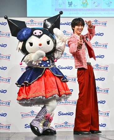 　「２０２６年サンリオキャラクター大賞」開幕イベントに登場し、キャラクターのクロミと「滅ポーズ」を決める曽野舜太＝９日、東京都目黒区