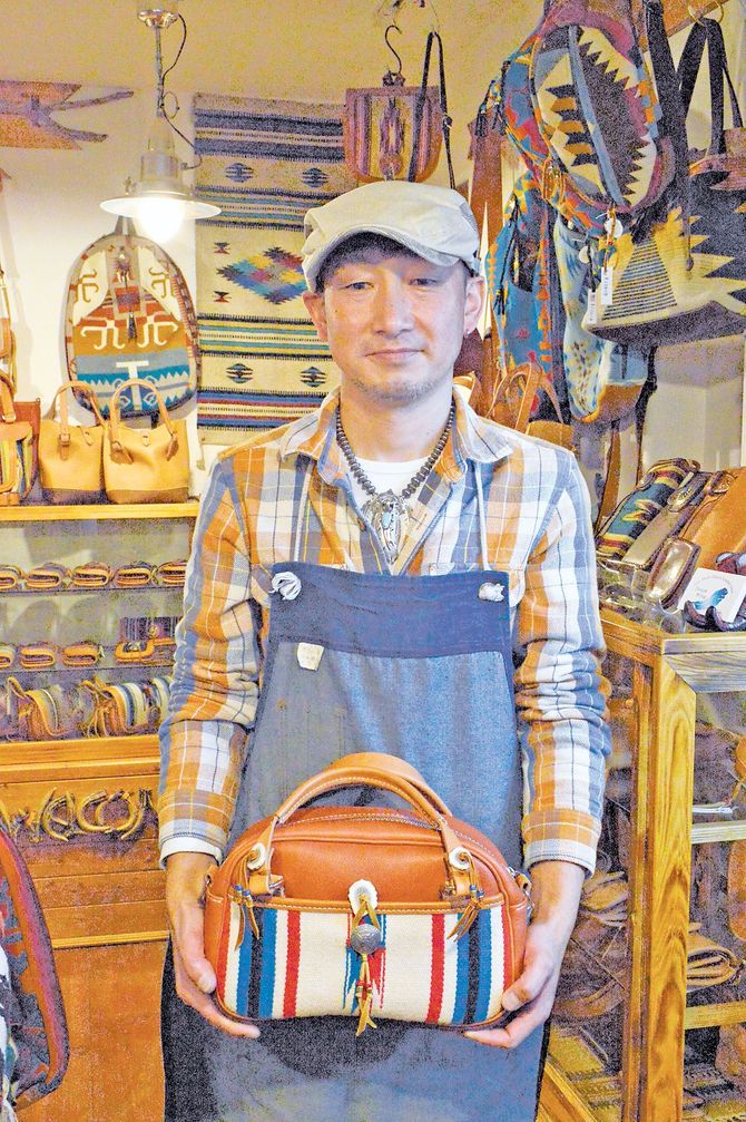 牛革のオイルレザーを使った新作のボストンバッグと高橋オーナー