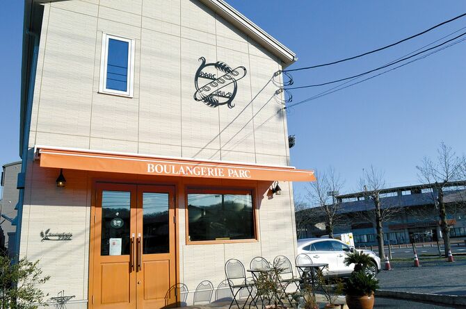 店は国道293号沿い、市総合運動公園西口そば
