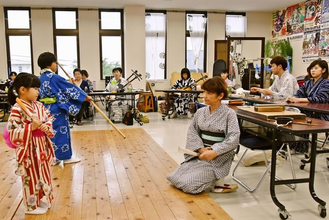 西川先生(真ん中右)からの細かい演技指導が入ります。西川先生は、幼い頃に金棒曳手として山あげ祭に参加してからの関わりがあるそうです。