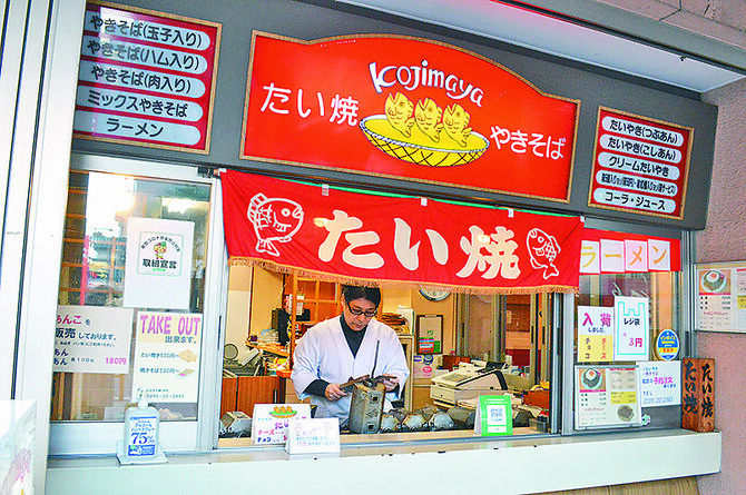 「焼きたてをどうぞ」と代表の小島真一さん（52）