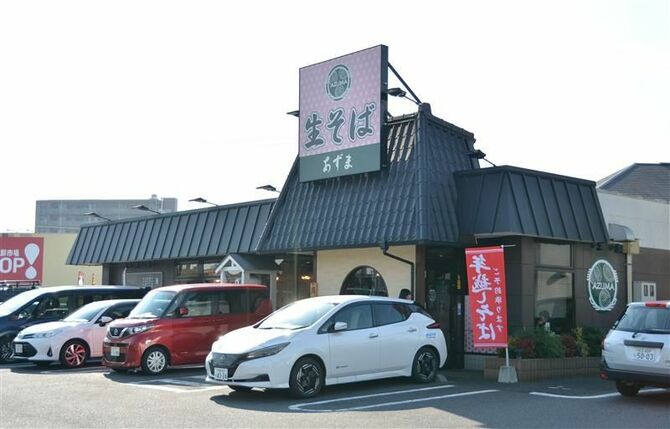 千葉県松戸市にあるウエストのチェーン店「生そばあずま松戸店」。平日のランチタイムは多くの客でにぎわっていた