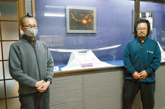 館長作、重量4㌔㌘の大太刀と宗徳さん(写真左)、道綱さん兄弟