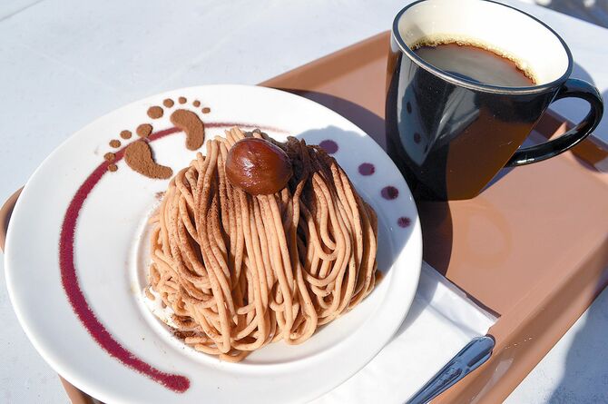 人気の珈琲モンブラン。コーヒーパウダーと渋皮煮がのっています