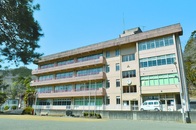 豊かな自然に恵まれた山間に建つ資料館