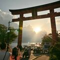 大鳥居の中に夕日すっぽり　奥日光・中禅寺湖畔　今だけの神々しい光景