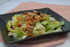 ＜レタスと豚肉の中華炒め＞食物繊維がたっぷり