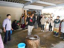 餅つきで日本文化体験