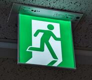 誘導灯開始50年、点検は自動に