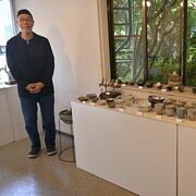 猫型の器など200点並ぶ　益子の陶芸家浜田さん　小山で25日まで個展