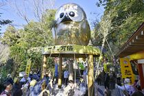 巨大フクロウ像すす払い