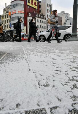 うっすら雪が積もった市街地＝25日午前７時40分、宇都宮市駅前通り１丁目
