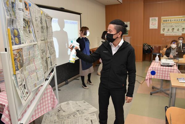洗剤の効果的な使用法を学ぶ県職員＝16日午後、県庁