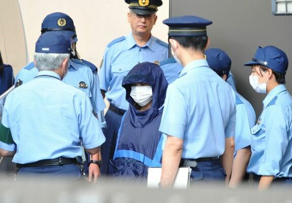 送検される伊藤容疑者（中央）＝８月14日午前、鹿沼署