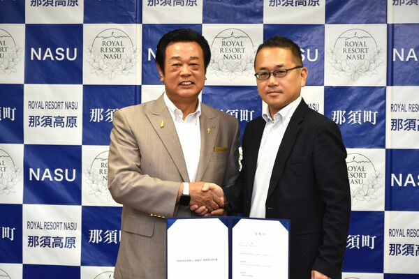 平山幸宏町長（左）と地域活性化起業人となった平山寧さん（右）