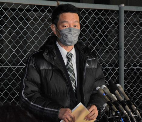 閉廷後、報道陣の取材に答える遺族共同代表の奥さん＝20日午後、宇都宮市小幡１丁目