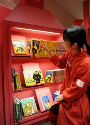　蔵書を自由に閲覧できる「魔法の文学館」＝東京都江戸川区