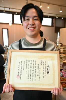 賞状を手にする佐藤さん