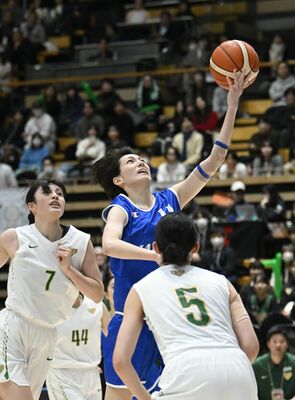 第４クオーター、白鴎大の佐々木（中央）がシュートを放つ