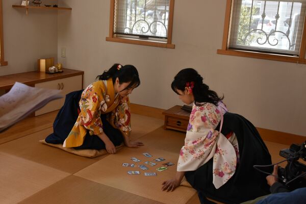 はかま姿で撮影に臨む俳優たち＝25日午前、宇都宮市下平出町