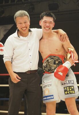 IBFムエタイスーパーライト級の日本王者となった吉田(右)と若林会長=後楽園ホール