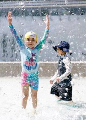　東京都江戸川区の公園で水遊びをする子どもたち＝９日午後