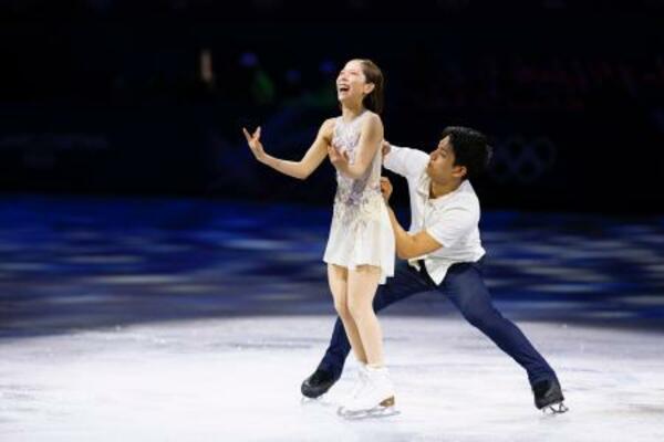 　エキシビションの演技中に三浦璃来（左）の背中のファスナーを上げる木原龍一＝ミラノ（共同）