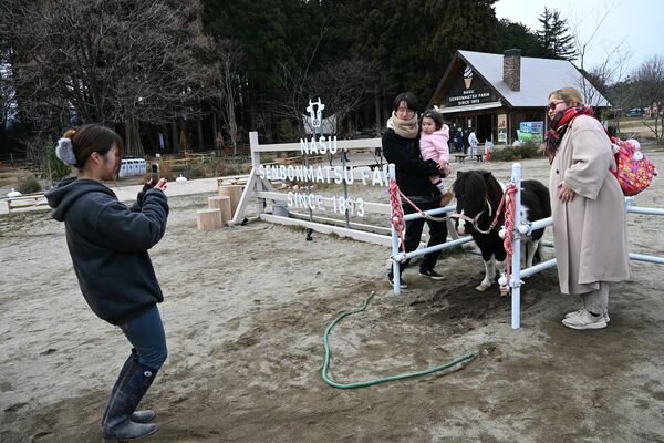 馬との写真撮影を楽しむ来場者たち