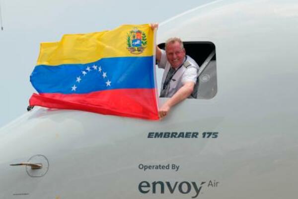 　ベネズエラの空港に着陸し、コックピットの窓からベネズエラ国旗を掲げる米国航空機のパイロット＝４月３０日（ＡＰ＝共同）
