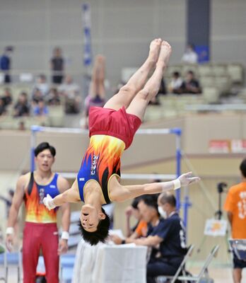 体操男子種目別床運動で３位になった作新・石原の演技＝北九州市立総合体育館