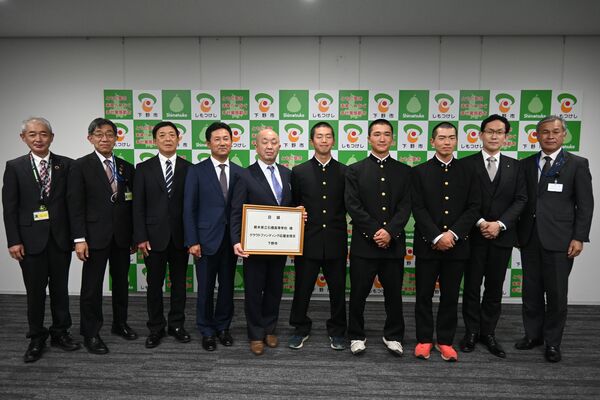 表敬訪問した石橋高の選手ら