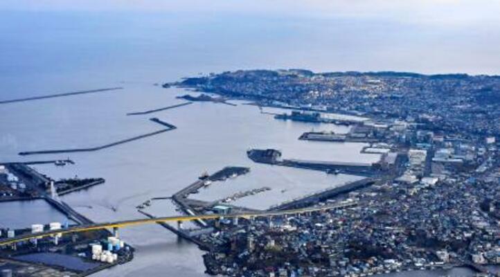 青森県で震度6強を観測した地震で、一時津波警報が出た八戸市の沿岸部=9日(共同通信社機から)