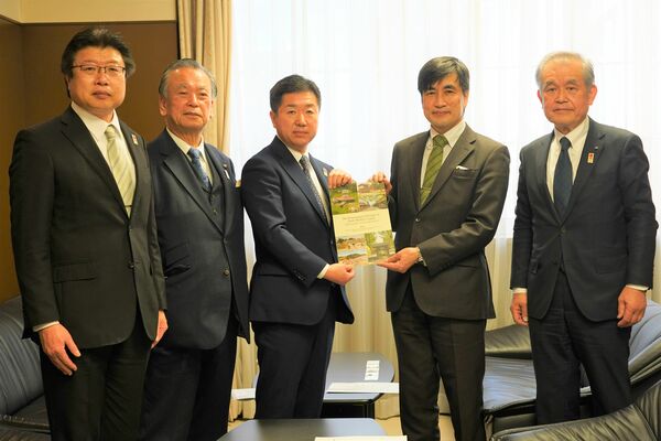 鈴木文化戦略官（右から２人目）に要望書を提出した須藤教育長（左端）ら