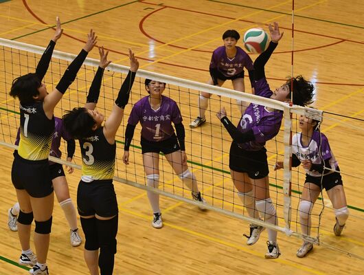 宇商－国学栃木女子準決勝　宇商の都留がスパイクを放つ