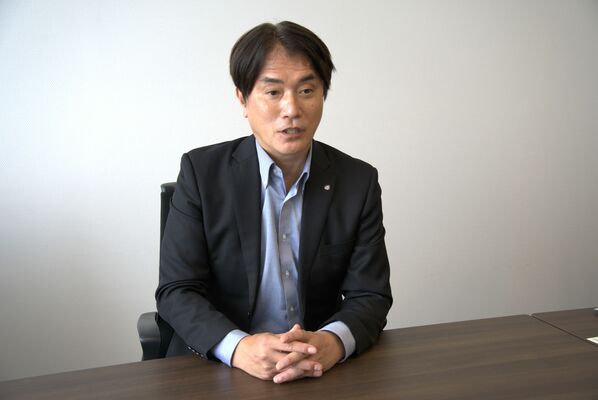 2本社体制とすることなどを説明する藤尾社長=東京都台東区