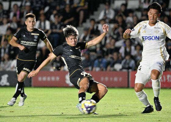 前半16分、栃木シティのＦＷ平岡（中央）がシュートを放つ＝ＣＦＳ、磯真奈美撮影