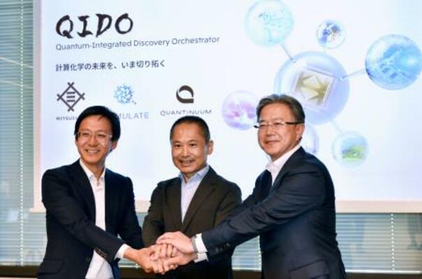　記念撮影に応じるクオンティニュアム日本法人の結解秀哉ＣＥＯ（右）ら＝１９日午後、東京都千代田区