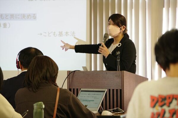 子どもの居場所づくりの学習会で講演する安部教授＝17日午後、足利市朝倉町