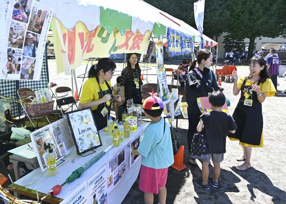 作新学院高の学園祭でレモネードスタンド活動を行った大田和さん（右端）