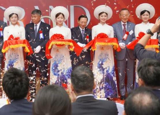 　５日、ベトナム・ハノイで開かれたスーパーホテルの開業式典で登壇する山本梁介会長（右から２人目）ら（共同）