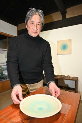 ドラマに使用された皿と、それを手がけた畠山さん